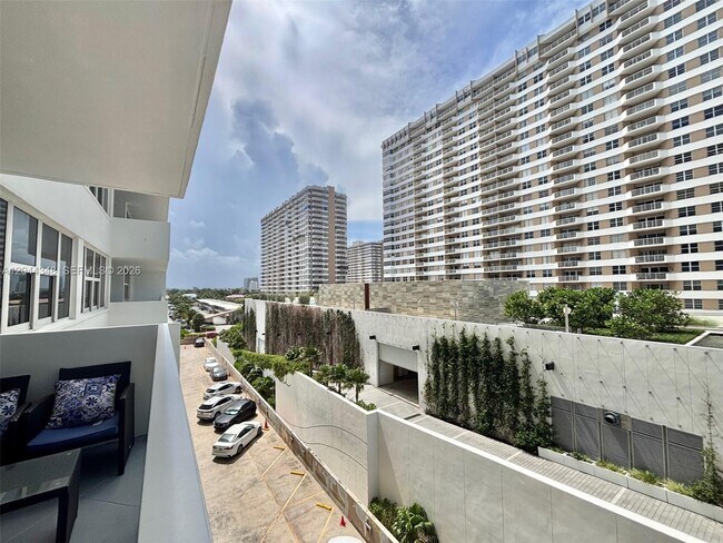 Building Photo - 2030 S Ocean Dr