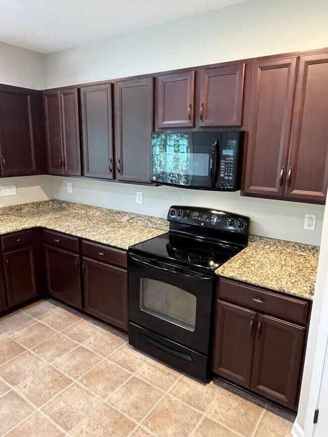 Building Photo - Beautiful 2 Story Corner Lot 3 Bed home in...