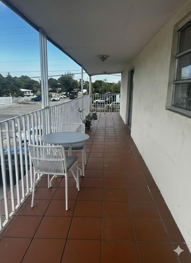 Building Photo - 992 E 18th St