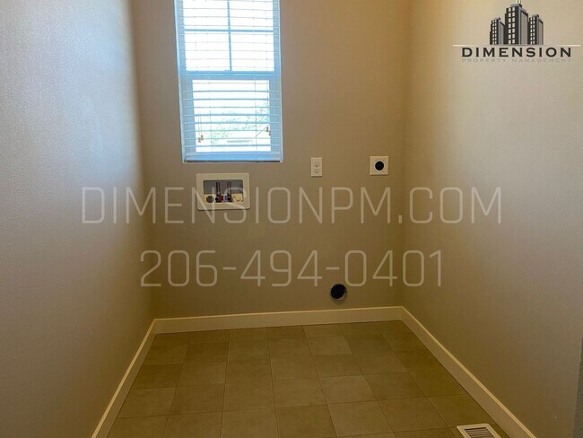 Building Photo - Spacious 4 Bed, 2.5 Bath Home with Garage ...