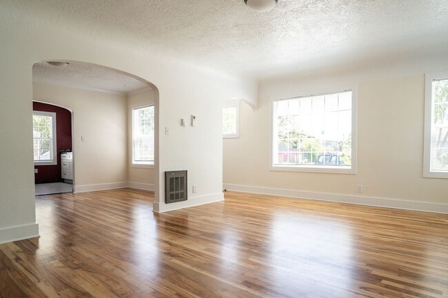 Building Photo - 3-Bedroom 2 Bath Classic Cape Cod House  (...