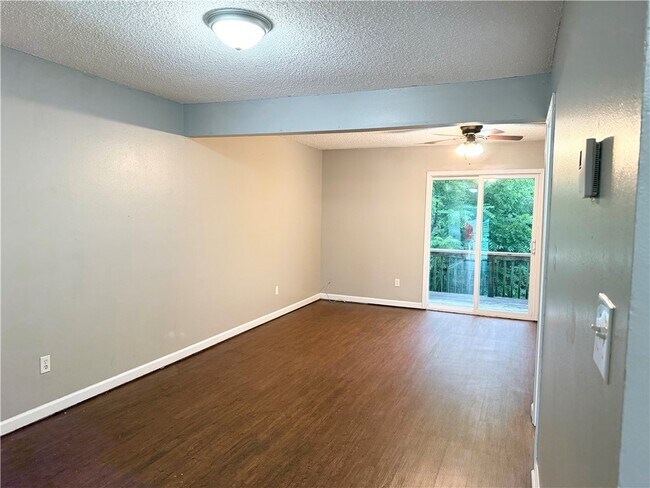 Building Photo - 207 White Oak Dr NE