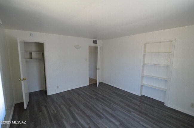 Building Photo - 2119 N Catalina Ave