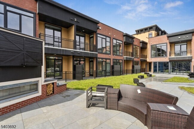 Building Photo - 140 W Webster Ave