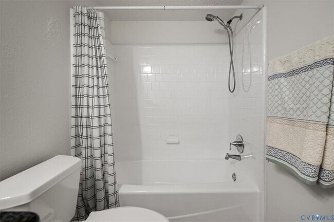 Building Photo - 3 Bedroom Townhome in Henrico!!!
