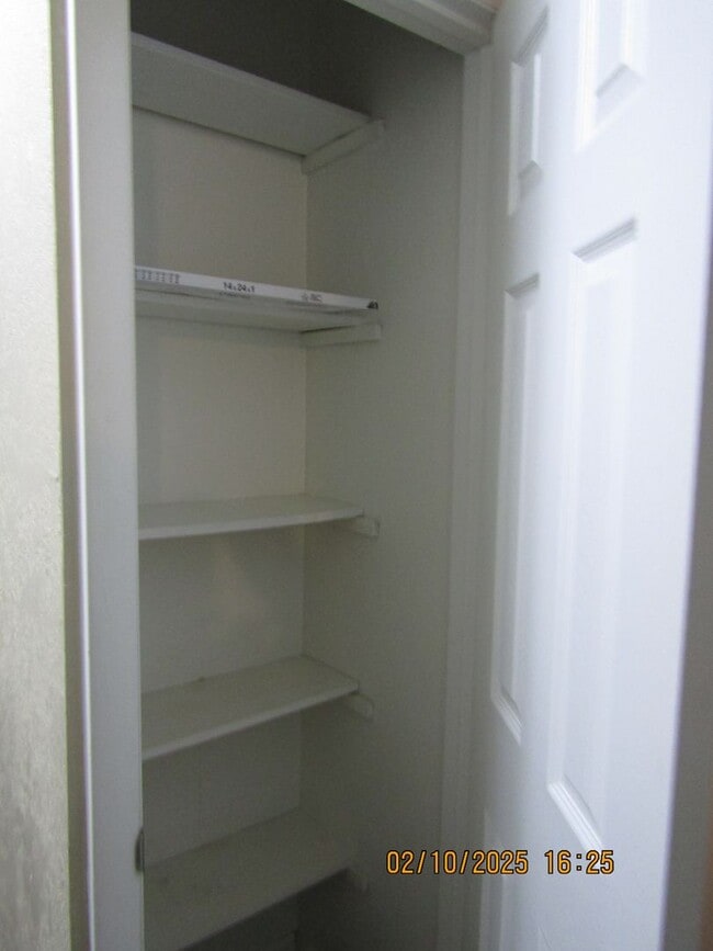 Building Photo - New listing! 3 bedrooms/1 bath/garage with carport