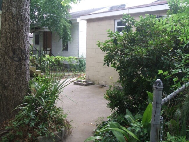 Building Photo - 4 Bedroom house---walk to Forsyth in 15 mi...