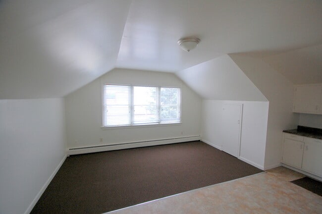 Building Photo - 1313-E S 9th Street