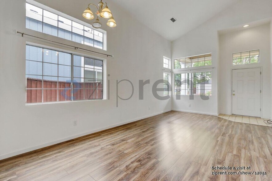 Building Photo - Unit