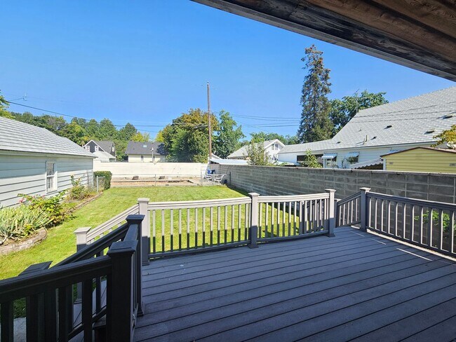 Building Photo - $2,100 - 3 Bed / 3 Bath Charming Home by G...