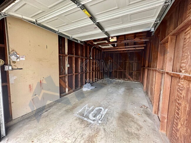 Building Photo - 875 W Alpine Ave