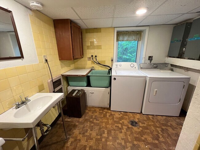 Building Photo - Lakeside 5 Bedroom 3 Bath Home Available N...