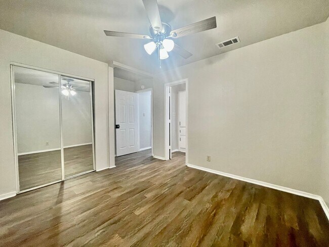 Building Photo - 101/103 Lockhart St.