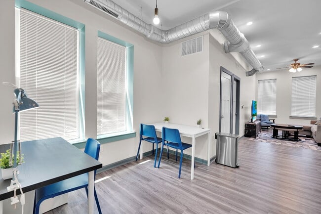 Building Photo - Furnished 2-Bedroom, 2-Bath Apartment near the Medical Campus