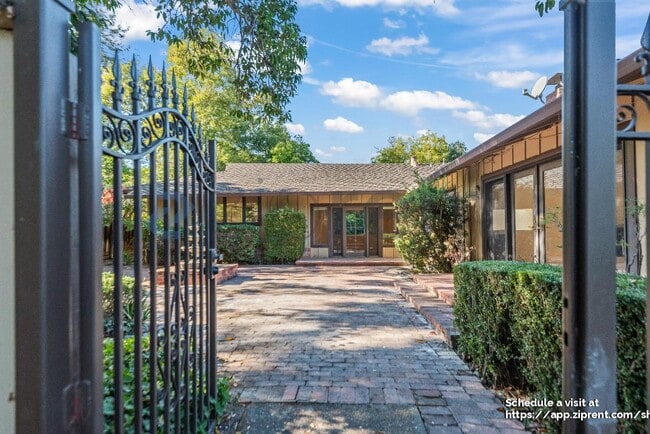 Building Photo - 14927 Jerries Dr