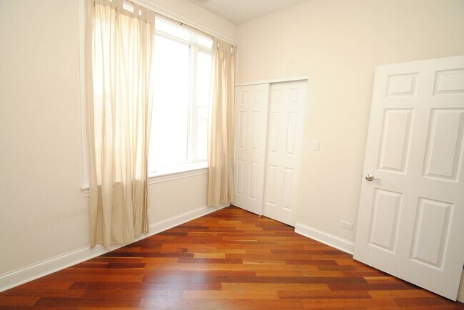 Building Photo - 867 N Mozart St