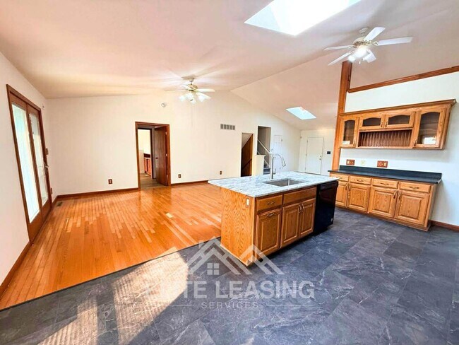 Building Photo - Luxury Living in Auburn