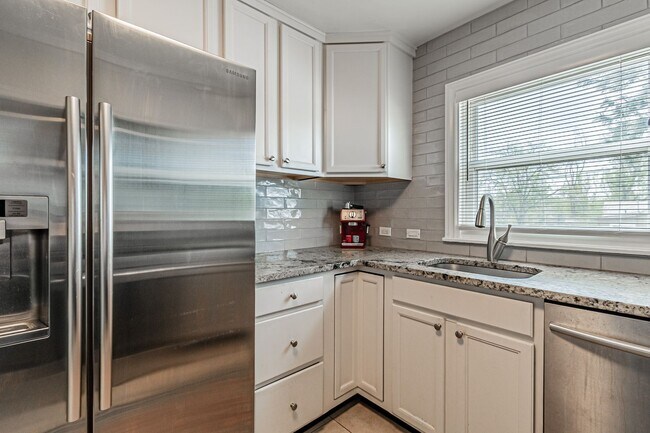 Building Photo - Barnum 3BD, 2BA Home with Fenced Back Yard...