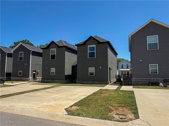 Building Photo - 1347 S Duncan Ave