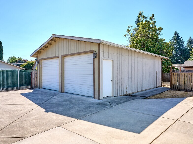 Building Photo - 1212 Alder Dr NE
