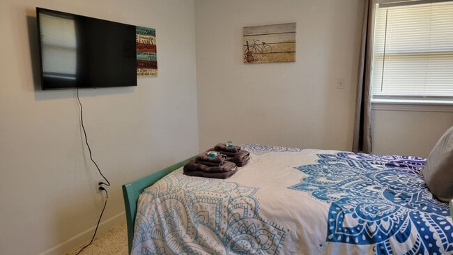Building Photo - Annual UNfurnished nicely renovated 2/1 ha...