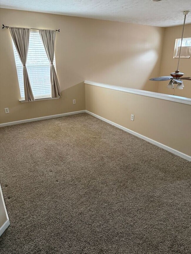 Building Photo - Maintenance Free Living 3 Bed/2.5 Bath