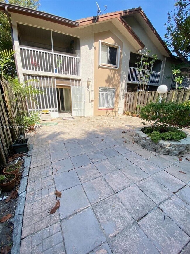 Building Photo - 9500 SW 140th Ct