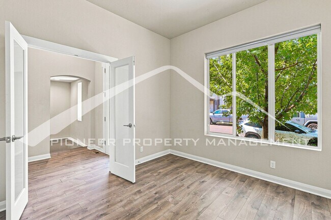 Building Photo - Gorgeous Home with Central AC and Washer/Dryer