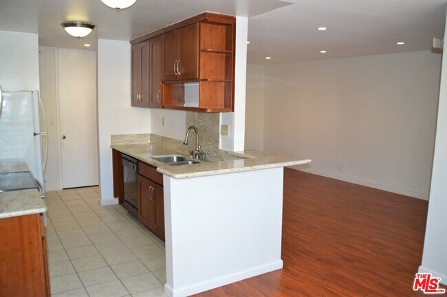 Building Photo - 6050 Canterbury Dr