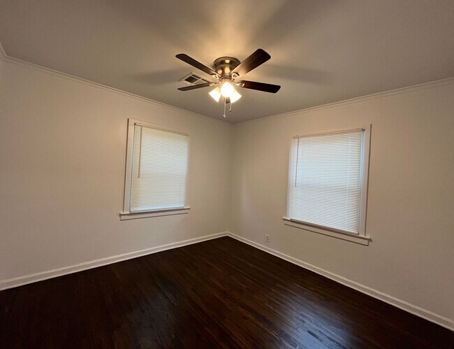 Building Photo - Adorable 2 bedroom 1 bathroom home with a ...