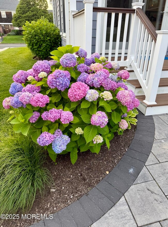 Building Photo - 102 4th Ave