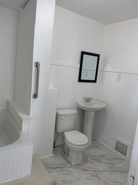 Bathroom - 4023 woburn ave