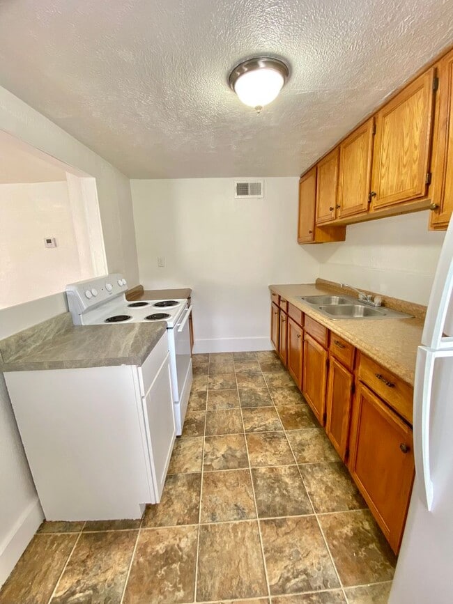 Building Photo - Four bed/1 Bath House Close to Down Town D...
