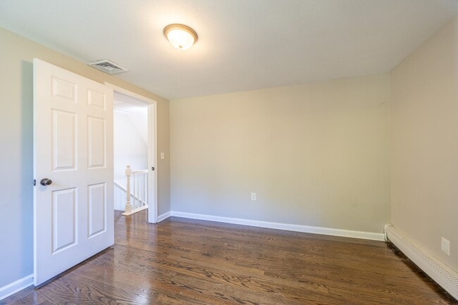 Building Photo - Charming 4 Bedroom Colonial with Updated K...