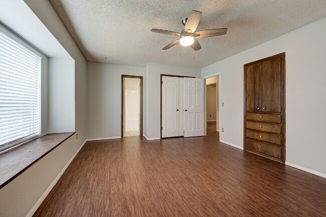 Building Photo - Rollingwood Beauty!