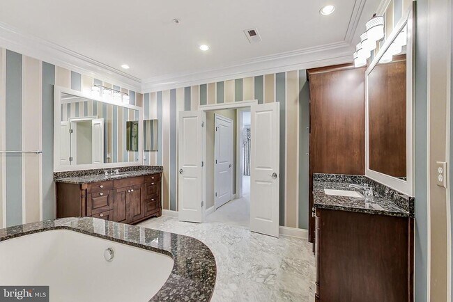 Building Photo - 10821 Symphony Park Dr