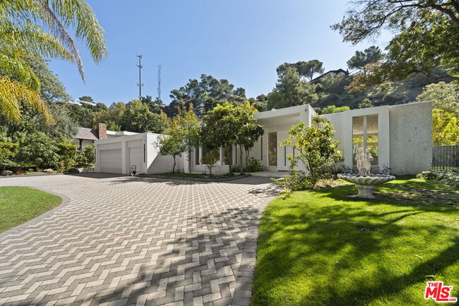 Building Photo - 1860 Loma Vista Dr