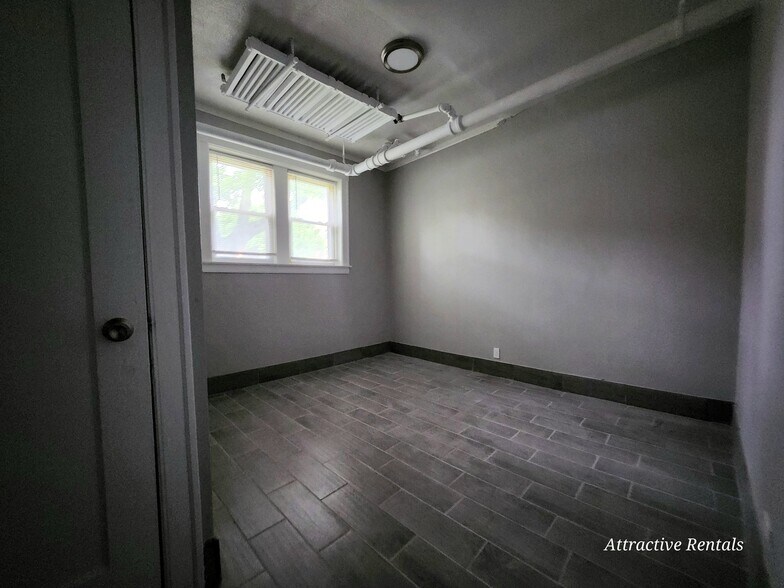 Building Photo - 658 E 81st St