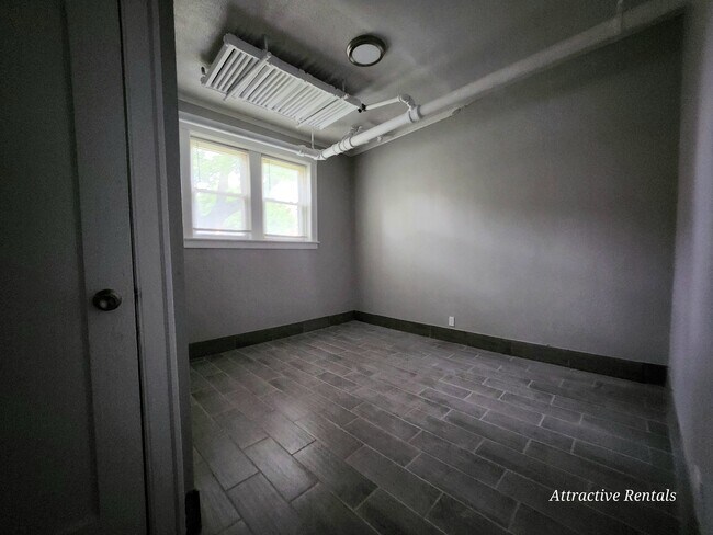 Building Photo - 658 E 81st St