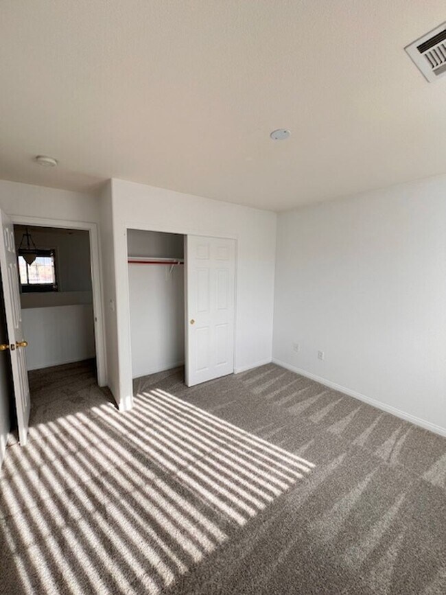 Building Photo - Gated Community - Southwest