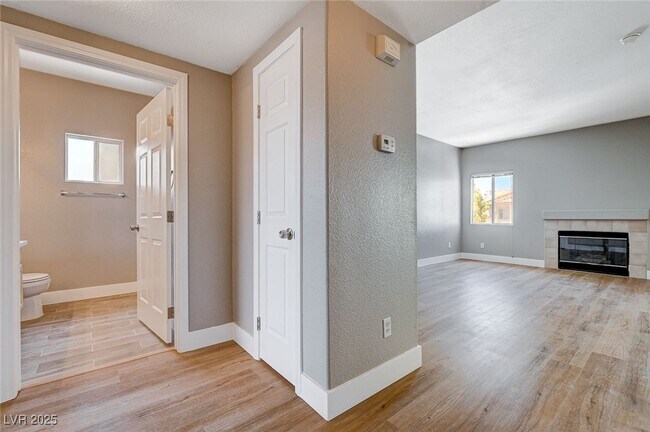 Building Photo - 855 N Stephanie St