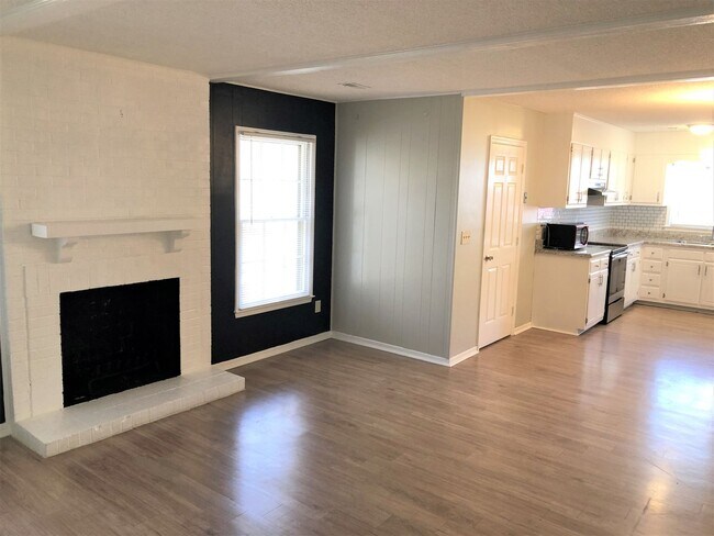 Building Photo - SW Large Brick Home, Updated Kitchen & Bathrooms, Wood Like Flooring, Fenced Yard!