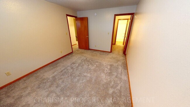 Building Photo - 3 BEDROOM, 2 BATH WALK IN TOWNHOME, ATTACH...