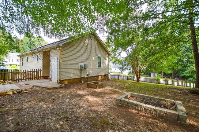 Building Photo - 2-Bedroom, 1-Bath Home in Fort Mill | $1,995 per Month