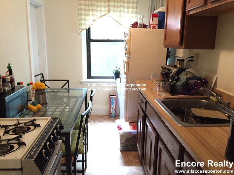 Building Photo - 349 Pleasant St