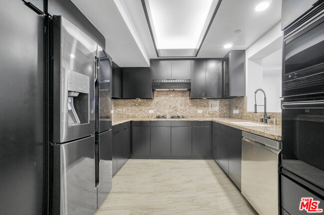 Building Photo - 13600 Marina Pointe Dr