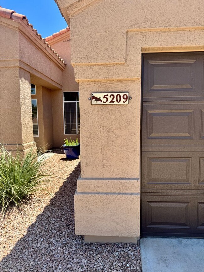 Building Photo - Meticulously Maintained 3 Bedroom + Den Single Level Home! Fantastic Low Backyard.
