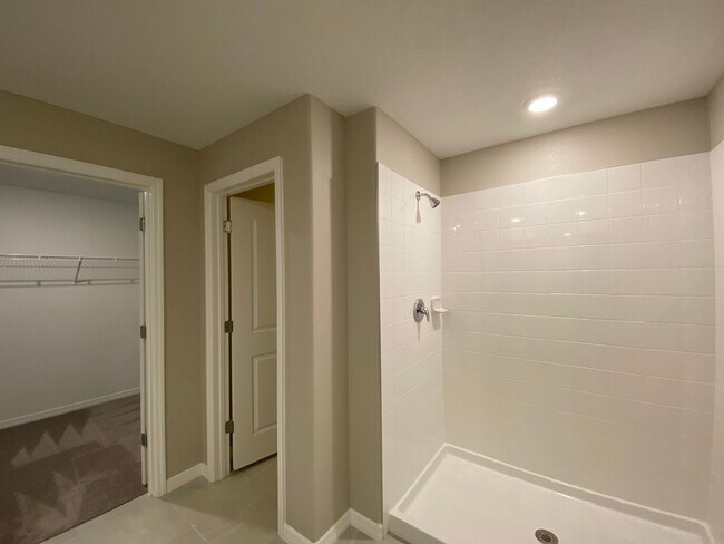 Building Photo - Great SW location 4/2/2 **WON'T LAST**