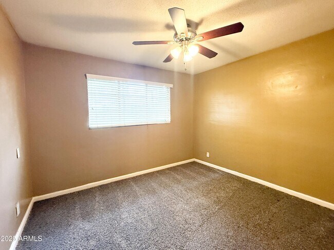 Building Photo - 348 E 8th Dr