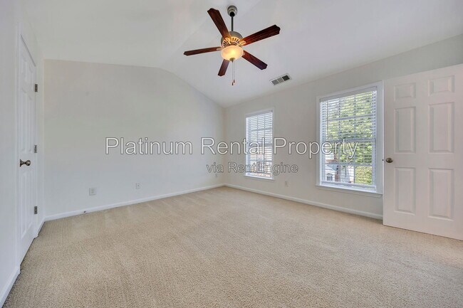 Building Photo - 221 Balaban Cir